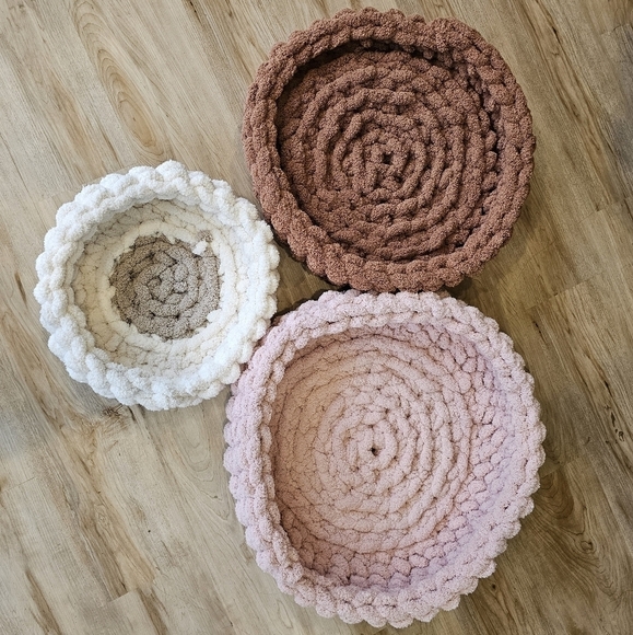 Hand Knitted Chenille Yarn Pet Beds Size  Medium - Picture 2 of 3